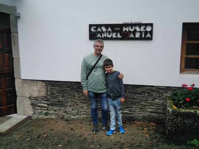 Fillo e pai achéganse á Casa-Museo Manuel María após unha visita escolar feita polo primeiro