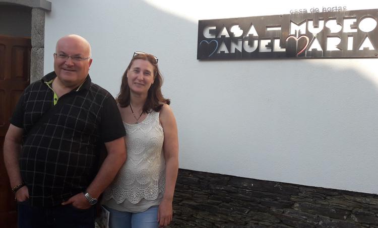 Pilar e Ramiro, de Vilagarcía, fixeron parada na Casa-Museo cando visitaban a zona e sorprendéronse que Manuel María fose o autor de moitas cancións que eles sabían