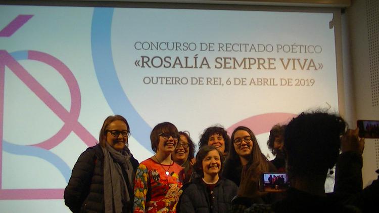 Alumnado de distintos lugares da Galiza xuntouse, durante o día de hoxe, na Casa-Museo Manuel María, para celebrar a V edición do Concurso de recitado Rosalía sempre viva