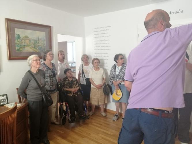 Un grupo de maiores e voluntarios da Cruz Vermella da Coruña escolleron a Casa-Museo Manuel María na súa visita a Lugo