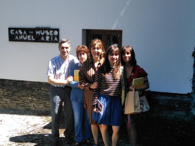 Esta familia de Madrid, con familia en Lugo, aproveitou o feriado para coñecer a obra e a vida de Manuel María