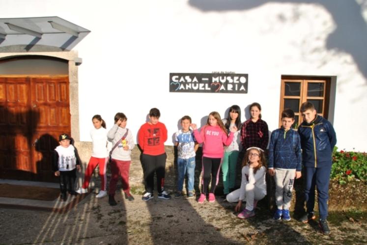 Alumnas e alumnos do CEIP de Vilarmide en Muxía viñeron coñecer a casa natal de Manuel María