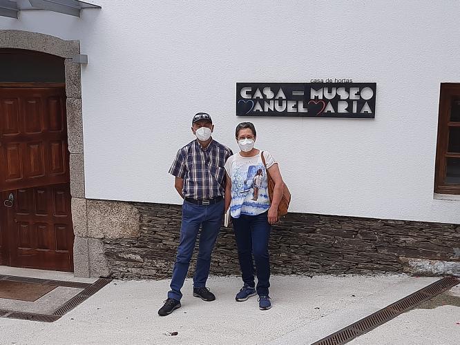Este casal de Centroña está a percorrer distintas localizacións da obra de Manuel María 
