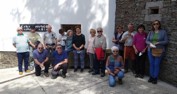 Amigos do Patrimonio de Castroverde pararon na Casa-Museo após faceren un roteiro pola parroquia de Cela e de visitar o obradoiro de olaría de Pepa, en Bonxe