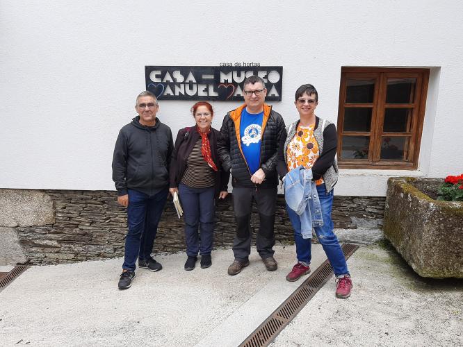 Estes amigos de Guillar (Outeiro) viñeron mostrar aos seus amigos de Vallecas a Casa-Museo Manuel María