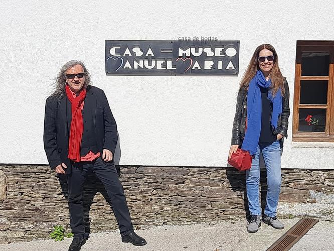 Claudio Rodríguez Fer e María Lopo viñéron visitar a Casa-Museo e trouxéronnos uns prezados presentes