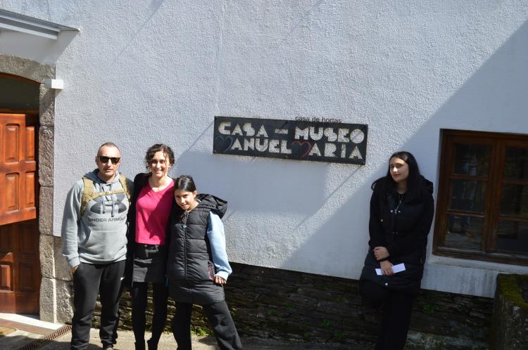 De volta para O Hío, tal e como tiña previsto, esta familia fixo parada na Casa-Museo Manuel María