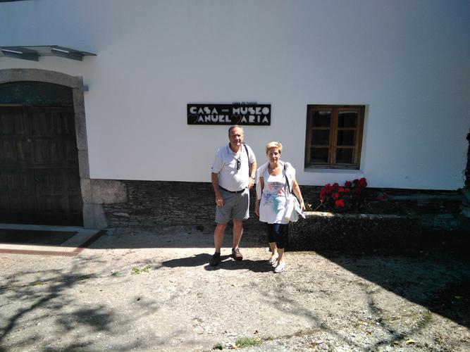 Unha parella catalá-galega de orixe bergantiñá percorreu esta mañá distintos lugares da tribo de Manuel María