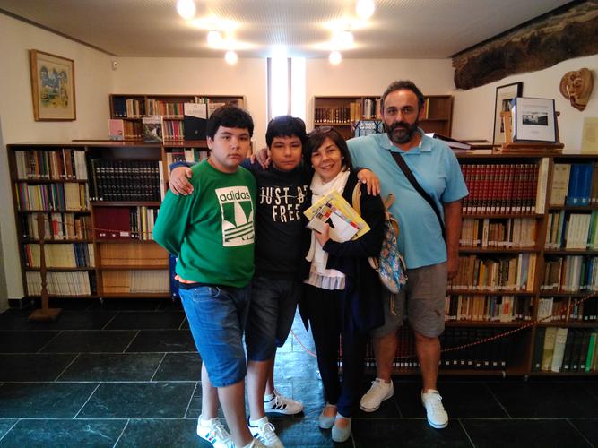 Esta familia de Sanxenxo quixo descubrir o que contou un dos seus fillos tras unha visita coa escola á Casa-Museo Manuel María