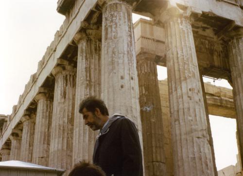 O poeta no Partenón en Atenas.