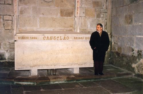 Diante da tumba de Castelao
