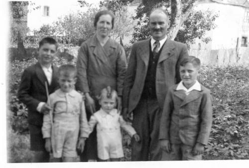 Manuel María cos seus pais e irmáns en 1940.